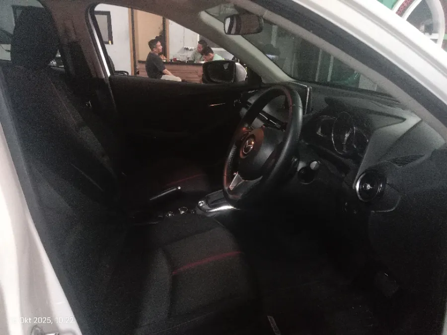 Foto Mobil Bekas Kabin Depan Mazda 2 1.5 GT Skyactiv tahun 2015